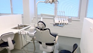 Chlapec zomrel po vytrhnutí zuba. Súd rodičom priznal odškodné