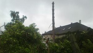 Tragické opiľovanie stromov v Žemberoviach, zasahoval vrtuľník