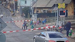 Učiteľky hazardovali so životmi detí. Cez koľajnice prebiehali, aj keď blikali svetlá a závora bola dole