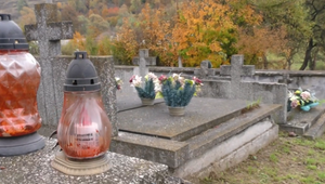 Z hrobov v okolí Prešova miznú sviečky aj dekorácie. Polícia preveruje aj poškodený náhrobok