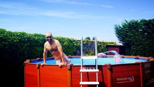 Robo Opatovský trávi leto s dcérkou doma pri bazéne