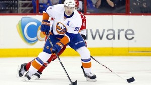 Tvrďák Tavares (23)! Na striedačke si sám vytrhol zub