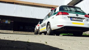 Zlodeji mali smolu, odhalila ich policajtka mimo služby