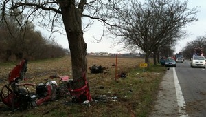 Katastrofa na ceste. Mladíci vpálili do stromu