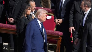 Trump zaplnil titulky. Ľudí nahneval oblečením a správaním na pohrebe pápeža Františka