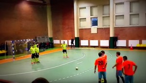 Futsalový signál na pobavenie! Jedni skákali ponad loptu, druhí stáli ako tĺci!