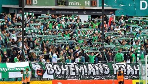 Česi sa s koronou nepárajú. Davy ľudí na tribúny