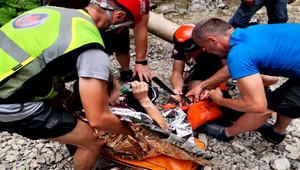 Žena (43) sa zrútila z chodníka do Hornádu. Český turista skočil do vody ju zachrániť