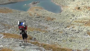 VIDEO: Horskí nosiči vo Vysokých Tatrách vynášajú extrémny náklad po ťažkých terénoch