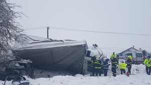 Po zrážke s kamiónmi neďaleko Lučenca zomrela žena