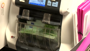 Žena vošla do banky s mŕtvym mužom. Snažila sa získať pôžičku