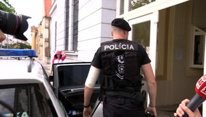 Róbert, ktorý prešiel na červenú a zrazil dôchodkyňu, ostane vo väzbe