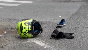 Smrteľná nehoda motorkára. Nezvládol manéver a šmykol sa  pod auto