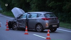 Pri Slavci sa zrazili dve autá. Tri osoby skončili v nemocnici