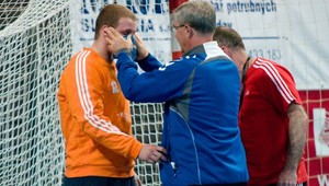 VIDEO: Brankárovi takmer odstrelili hlavu, i tak vychytal víťazstvo