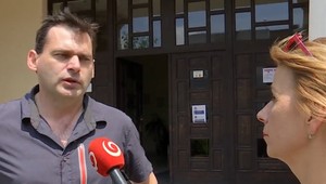 Hrozil s obuškom v ruke: Prednostovi úradu vo Veľkom Mederi sa vyhrážal manžel zamestnankyne