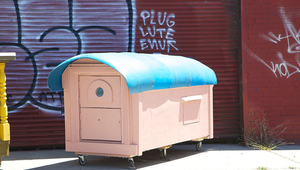 Umelec stavia z odpadkov domy pre bezdomovcov: Vyzerajú úžasne