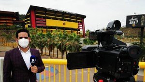 Redaktora prepadol ozbrojený muž priamo počas reportáže