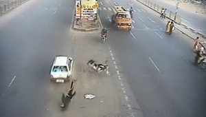VIDEO: Chladnokrvne zrazil motorkára, ani sa neobzrel