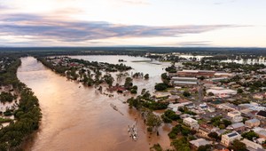 Záplavy v Austrálii majú už desať obetí, pod vodou zostalo 15 000 domov