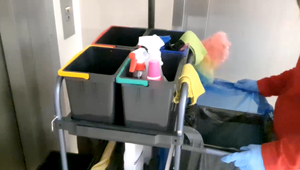 Záhada na pracovisku. Po tom, ako sa napila z vlastnej fľaše, skončila žena v nemocnici