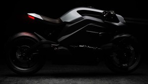 Elektrický superbike, ktorý môžete používať s high-tech prilbou