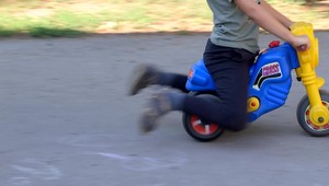 Projektil prerazil sklo v materskej škole plnej detí. Išlo pravdepodobne o vzduchovú zbraň