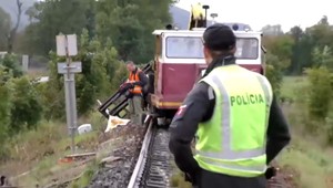 Vykoľajený vlak spôsobil zranenia dvom zamestnancom