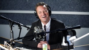 Nepamätám si tri série Priateľov, priznal Matthew Perry. Bojoval so závislosťou