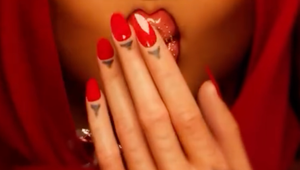 Čo je ešte ochotná spraviť pre biznis?! Polonahá hviezdna speváčka pobúrila fanúšikov!