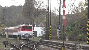 Kuriózna udalosť na trati: Muž si ľahol pred idúci vlak, vyviazol bez zranení