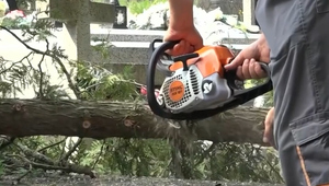 Spadol na naštartovanú motorovú pílu: Pilčíkovi museli prísť na pomoc leteckí záchranári