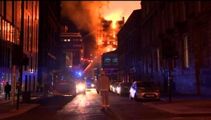 VIDEO: Požiar zachvátil umeleckú školu v Glasgowe. S plameňmi bojuje viac ako 120 hasičov