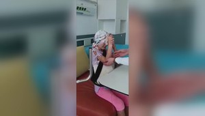 VIDEO: Malej Eliške pre nádor hrozilo, že príde o ruku. Absolvovala unikátnu operáciu