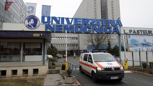 Česi pošlú armádnych lekárov, pacientov prevážajú sanitkami