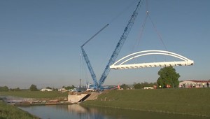 VIDEO: Nevídané divadlo nad riekou Váh. Takto žeriav kládol mostovú konštrukciu