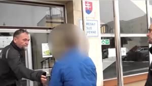 Surový útok na starších manželov. Muž sa im vyhrážal vyhodením z balkóna