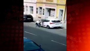 Na internete sa objavilo ďalšie video Čecha, ktorý zomrel po policajnom zásahu. Rada Európy vyzýva na dôkladné prešetrenie