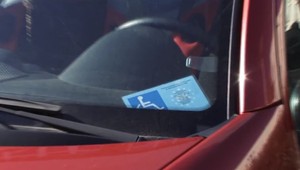 Pred poliklinikou chýbajú parkovacie miesta pre ZŤP. Pacienti to riešia rázne