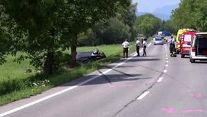 Mladý vodič narazil v plnej rýchlosti do stromu. Z auta ho vymrštilo