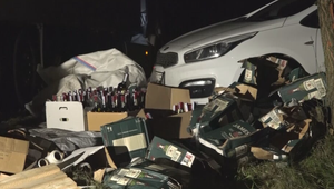 Kamión s paletami whisky havaroval pri hraniciach. Náklad museli prekladať ručne