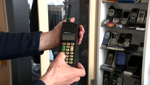 Prvý mobil oslávil 50-ku. Mali ste "tehlu" s tlačidlami aj vy?