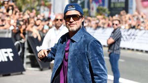 Brad Pitt búra predstavu, ako sa má obliekať šesťdesiatnik: V jednom outfite skombinoval 5 farieb!