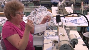 70 žien môže prísť o prácu vo firme, kde sa zo šitia košieľ preorientovali na výrobu rúšok