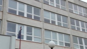 Malého chlapca mal pri škole volať neznámy muž. Jeho mama spozorovala, že muž masturbuje