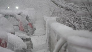V Lučenci majú pre nehodu o odhŕňač snehu menej. Vo štvrtok má snežiť najmä na západe Slovenska