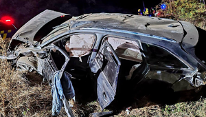 Po hrozivej zrážke skončilo auto v priekope. Nehoda si vyžiadala dve zranené osoby