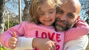 Spomínate si na muža, ktorý si adoptoval dievčatko s Downovým syndrómom? Takto pokračuje ich príbeh