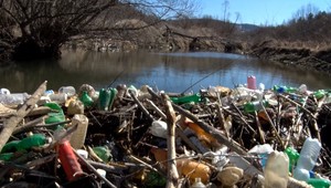 FOTO: Ľudia zahádzali bobrie hrádze plastom. Zviera si z neho urobilo stavebný materiál