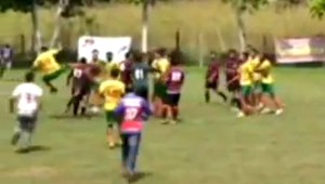 Ďalšia hrôza z futbalu v Brazílii. Tvrdé direkty i kung-fu kopy do hlavy!